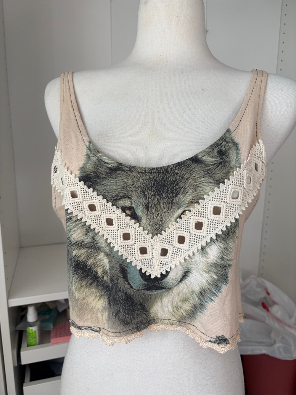 Beige Lace-Trim Wolf Graphic Cropped Tank Top